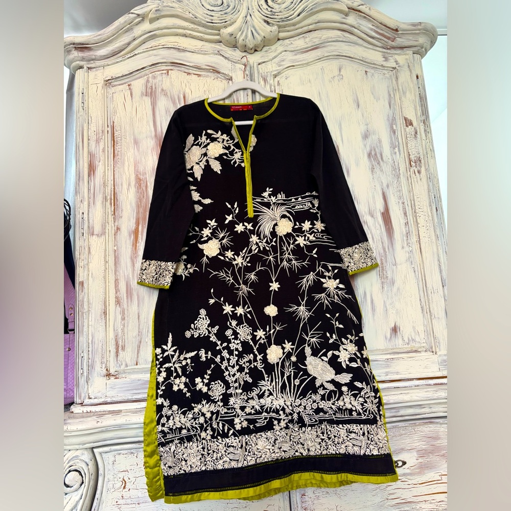 Khaadi Chic Embroidered Floral Tunic Dress with White and Green Details❤️❤️